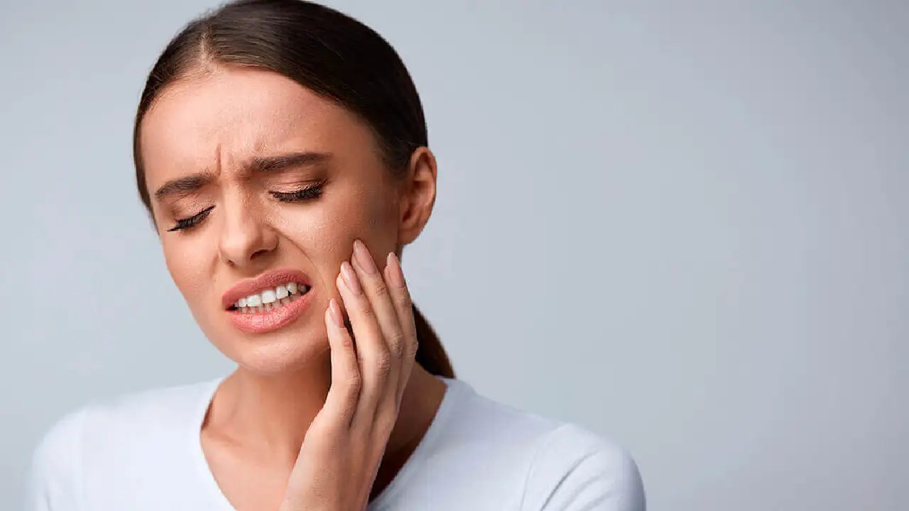 Bruxismo: cómo afecta a tu sonrisa y qué hábitos pueden empeorarlo