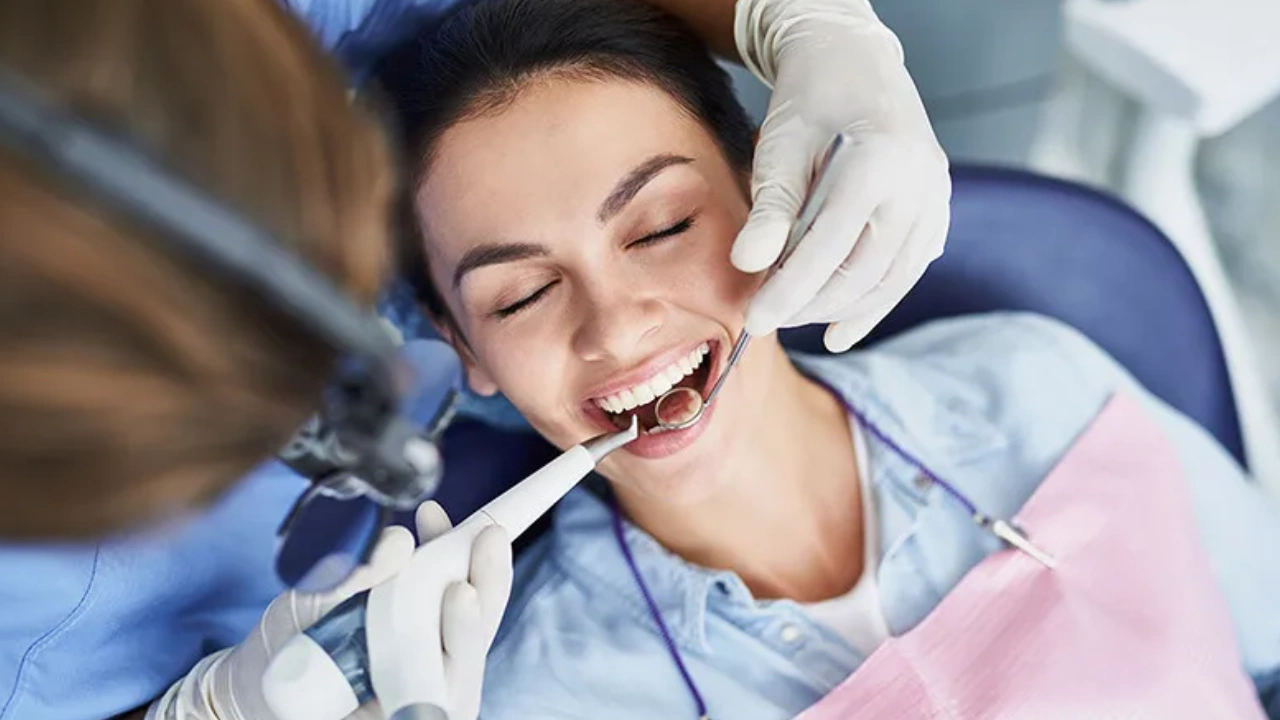 ¿Con qué frecuencia se deben realizar las limpiezas dentales?